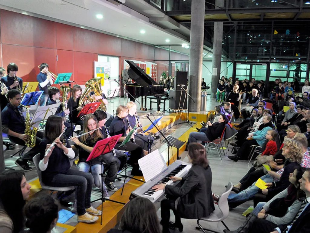 Musizierende mit Notenständern im Foyer.